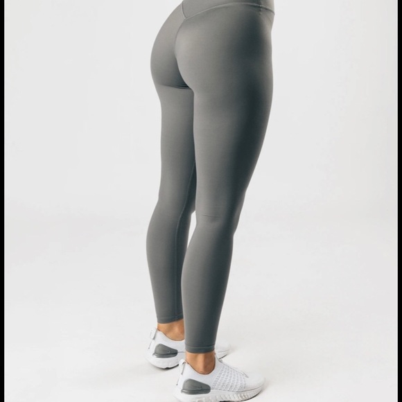 Alphalux Essential Legging - Picture 2 of 3
